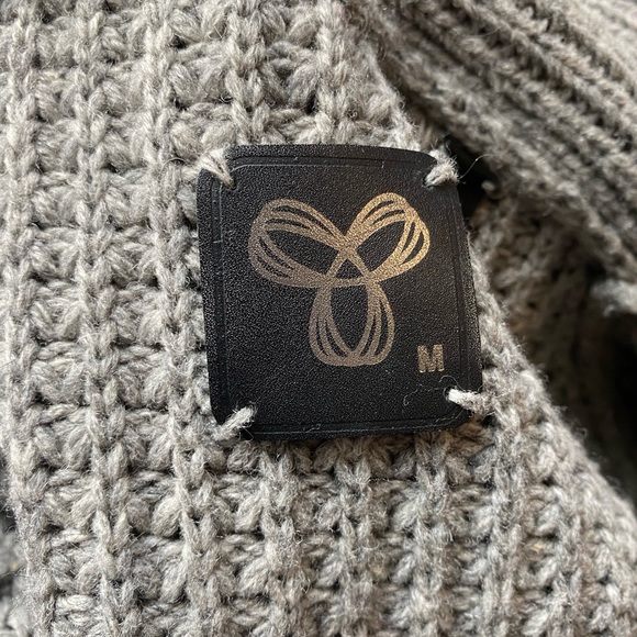 TNA long grey wool zip-up sweater with pockets. - Picture 3 of 6